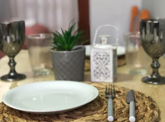 The 3 Little Pigs Bed & Breakfast Sidárion