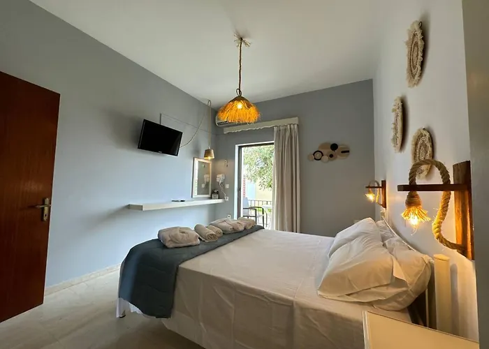 The 3 Little Pigs Bed & Breakfast Sidárion